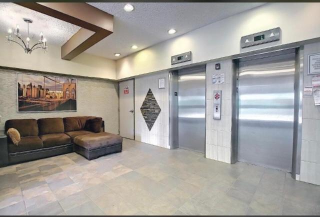 Downtown River Valley Bachelor Suite Condo, Non Smoking, 12 Inches Queen Bed, Beautiful Minimalist, Very Convenient Every Where Edmonton Eksteriør billede